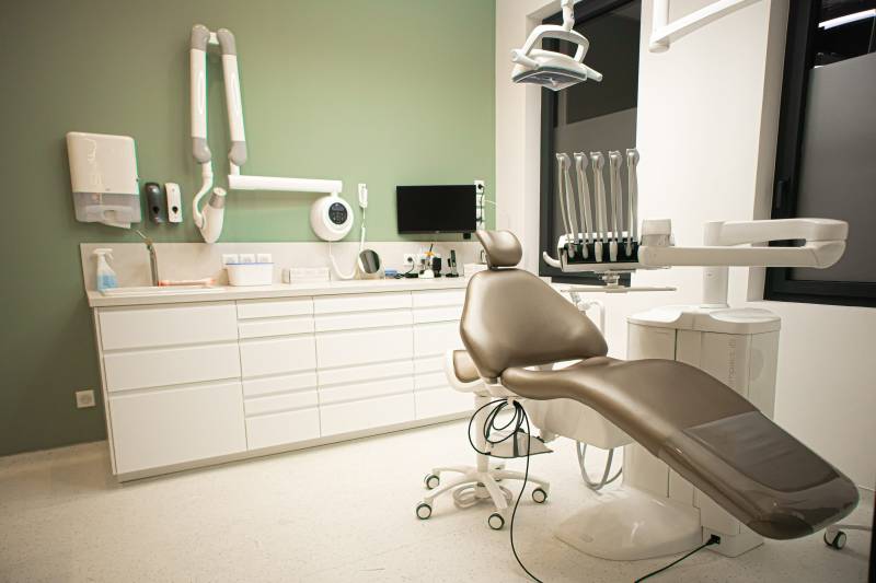 Création d'un cabinet dentaire, agencement et installation de matériels dentaires à Marseille, Bouches-du-Rhône (13)